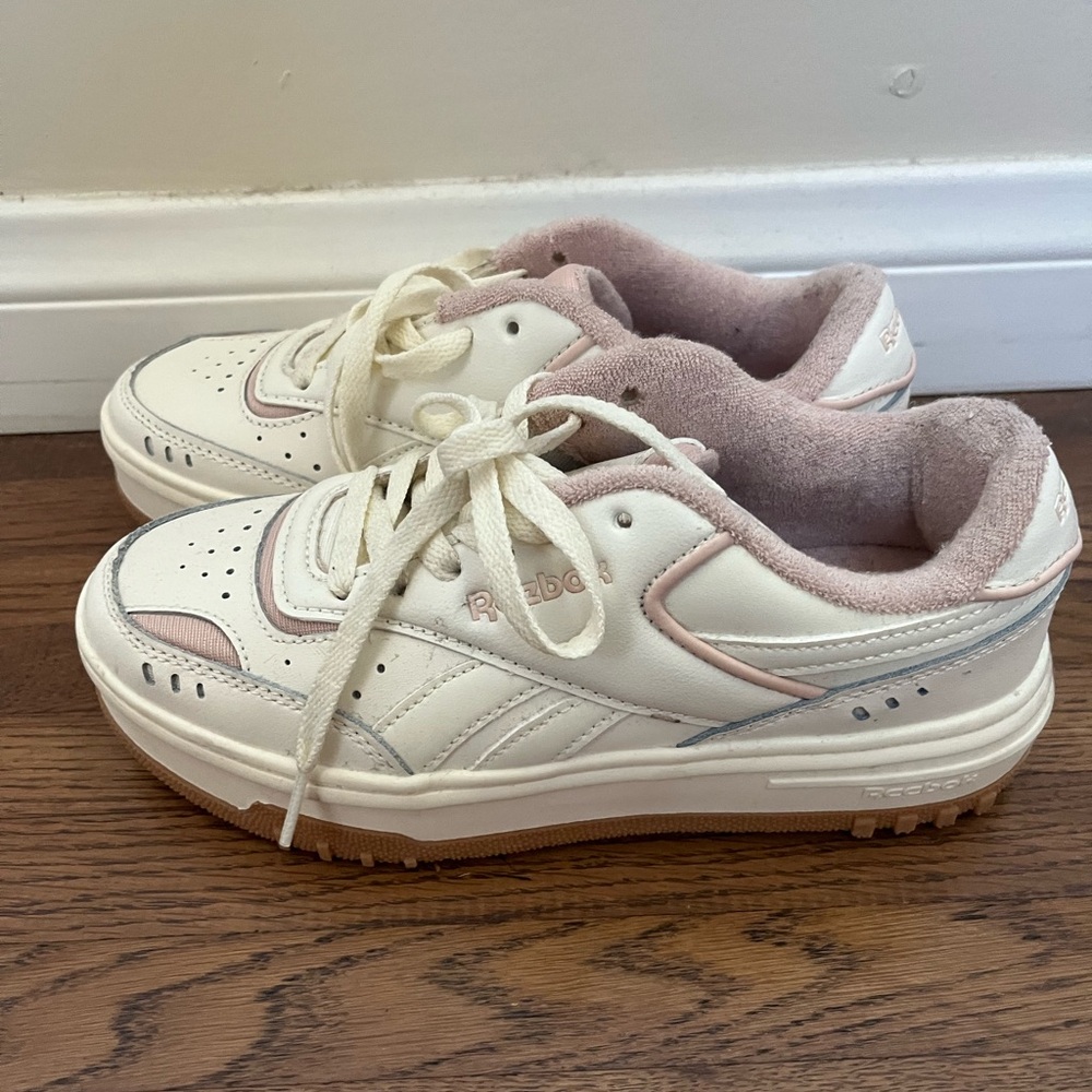 NEW Reebok Classics Chalk Casual LifeStyle Shoes White/Cream & Pink